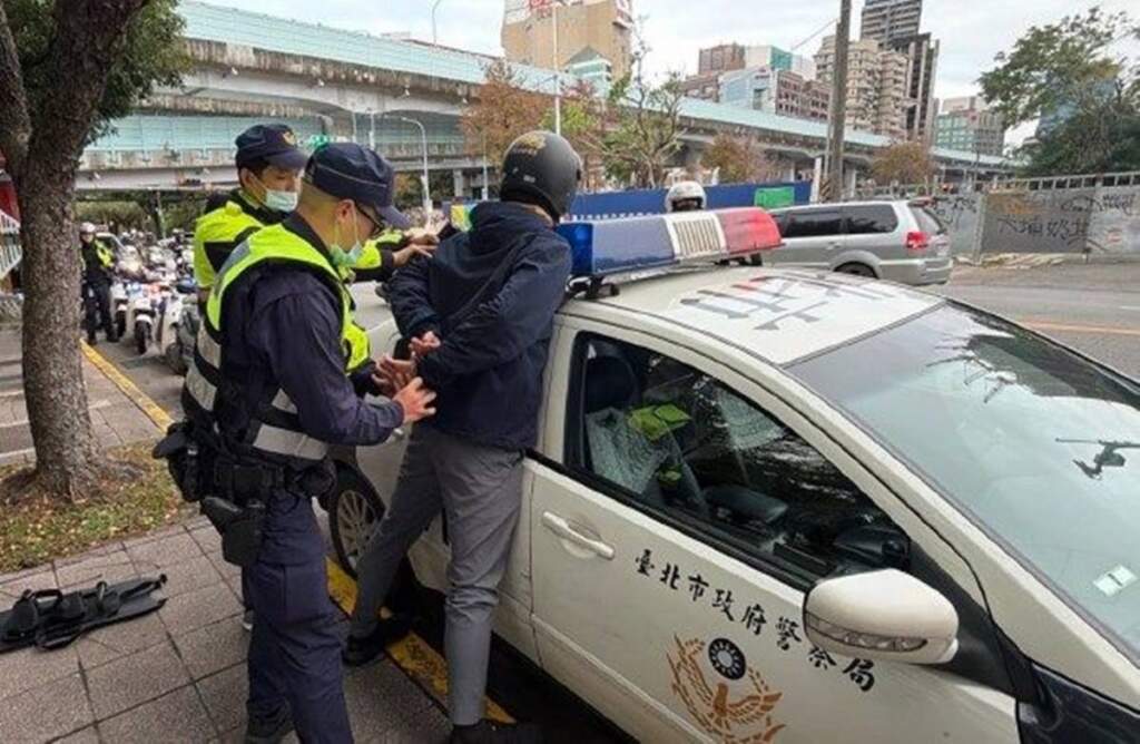 ▲歹徒在攔截圍捕點遭逮捕。