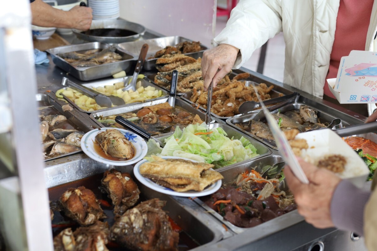 ▲店內陳列多樣虱目魚料理與家常小菜，客人可依需求自行夾取，吃多吃少自己決定。(圖/攝影：許舒涵)