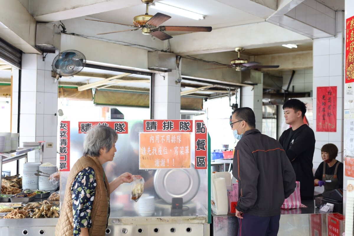 ▲學甲虱目魚粥店，一到用餐時間就開始聚集用餐人潮。(圖/攝影：許舒涵)
