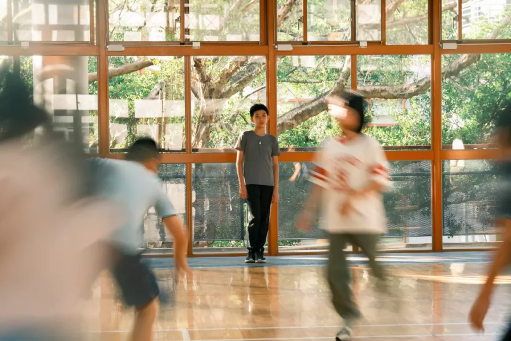 男主角吳紹瑜完美契合了片中負責低音笛的「高男孩」形象。圖/富邦文教基金會提供。