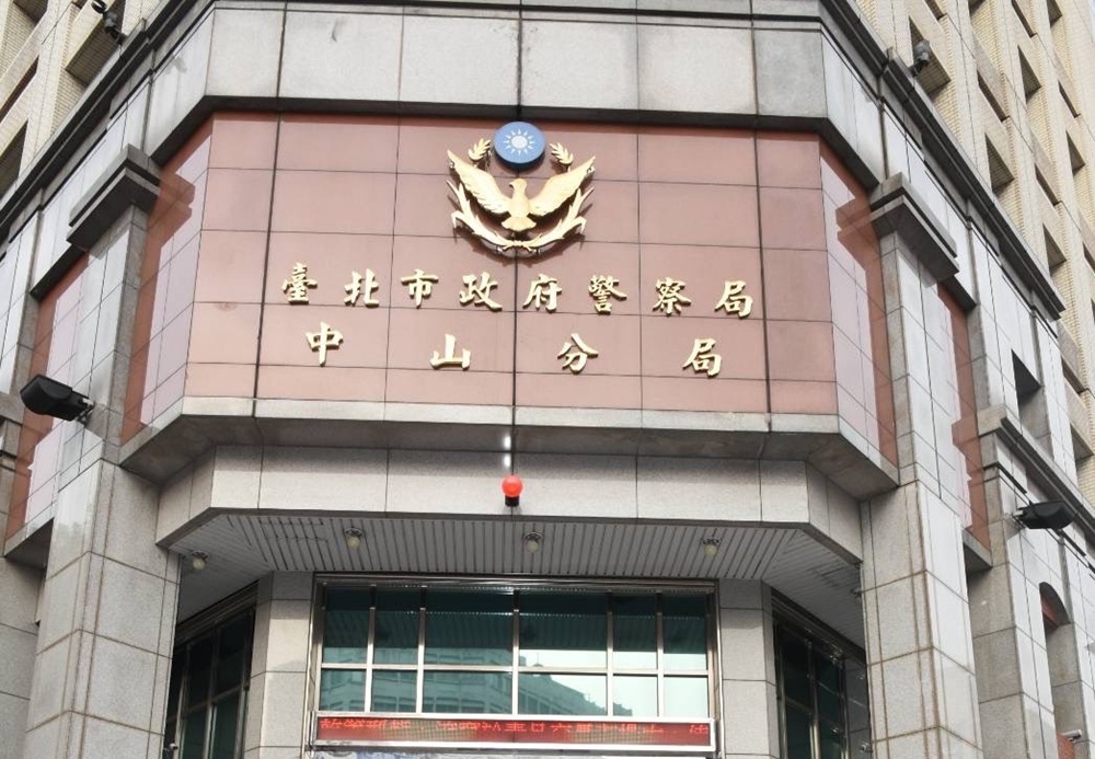 假美國企業執行長贈書 警急攔退休老翁300萬元養老金 208 cnews204260126a05