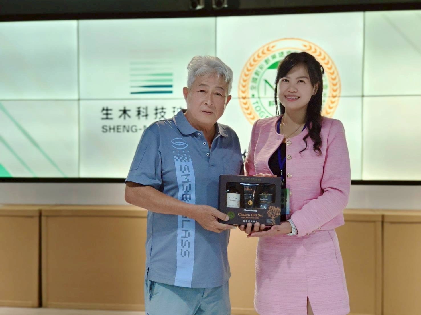 團體會員聯誼會簡岑穎會長致贈禮品,感謝生木科技玻璃蔡宗武楷模熱情接待與分享企業經驗。(圖/新創總會提供)