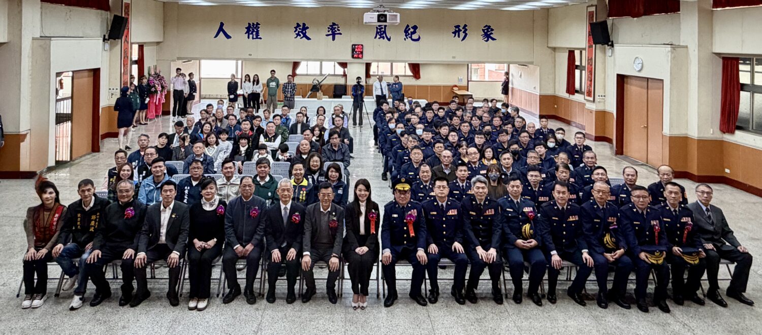 新竹市警察局卸、新任分局長聯合交接典禮圓滿完成,市長高虹安與警察局幹部及與會貴賓、同仁合影留念,展現警政團隊團結與士氣。(圖/記者林照東攝)