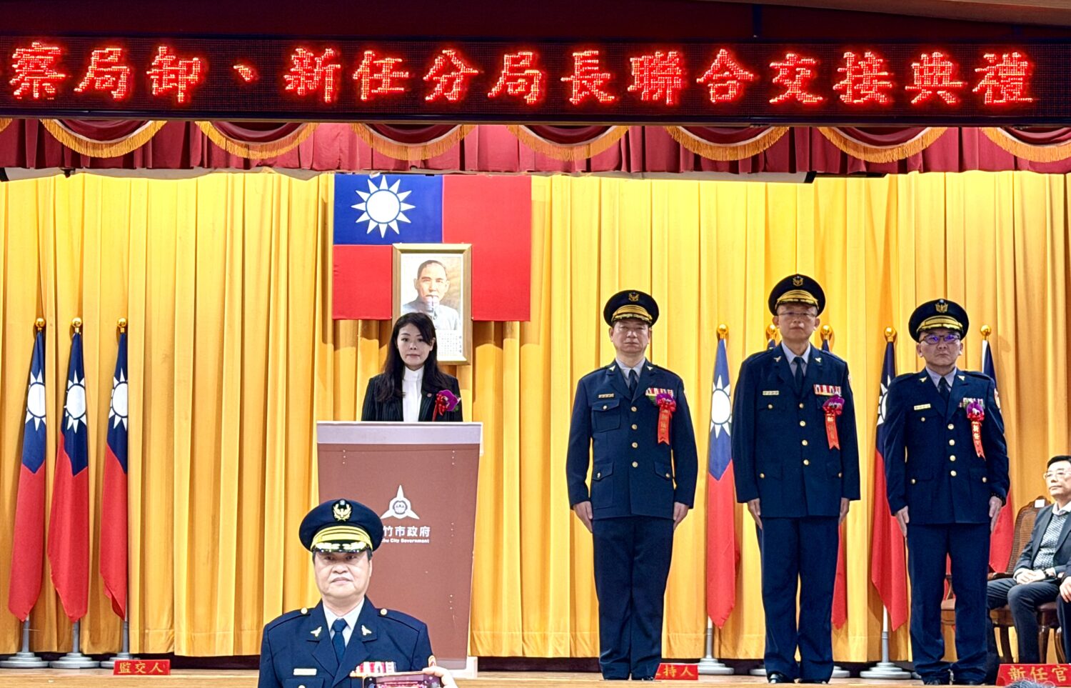 新竹市警察局卸、新任分局長聯合交接典禮現場莊嚴隆重,市長高虹安於台上主持儀式,新任警職人員依序完成交接,場面隆重。(圖/記者林照東攝)