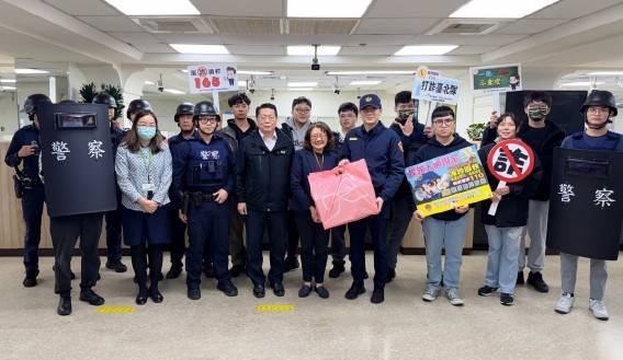 大同分局警方感謝合作金庫大同分行協助辦理防搶演練。(圖/記者戴昱弘 翻攝)