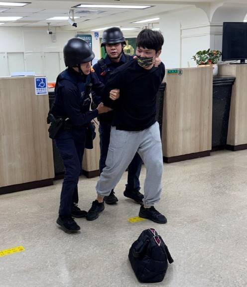 警察接獲通報後迅速到場,噴灑歹徒辣椒水後順利逮捕一名犯嫌。(圖/記者戴昱弘 翻攝)