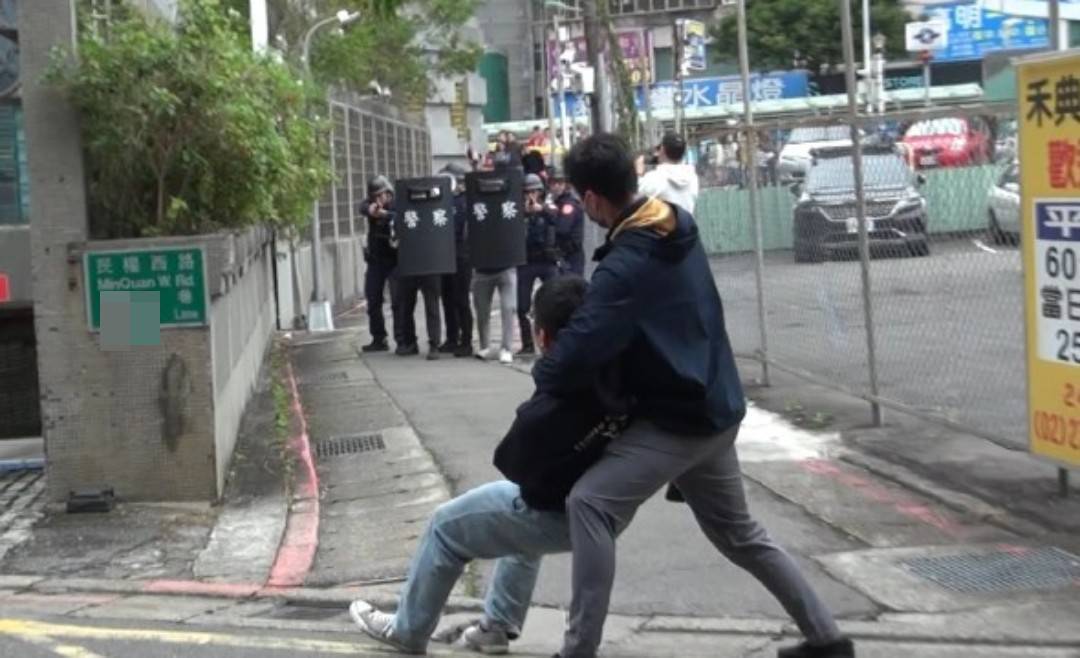 另一名犯嫌逃逸後至民權西路捷運站旁巷子挾持人犯。(圖/記者戴昱弘 翻攝)