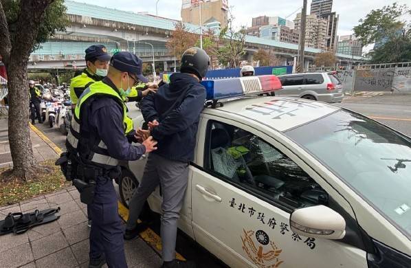 警方立即成立攻堅談判組,並在攔截圍捕點逮捕歹徒。(圖/記者戴昱弘 翻攝)