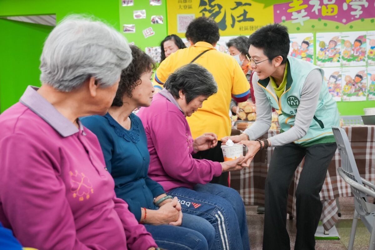 ▲林岱樺委員出席佛光山鳳山講堂法寶節活動中,暖心親自將臘八粥遞送給長者,傳遞佛法慈悲與節慶溫暖。