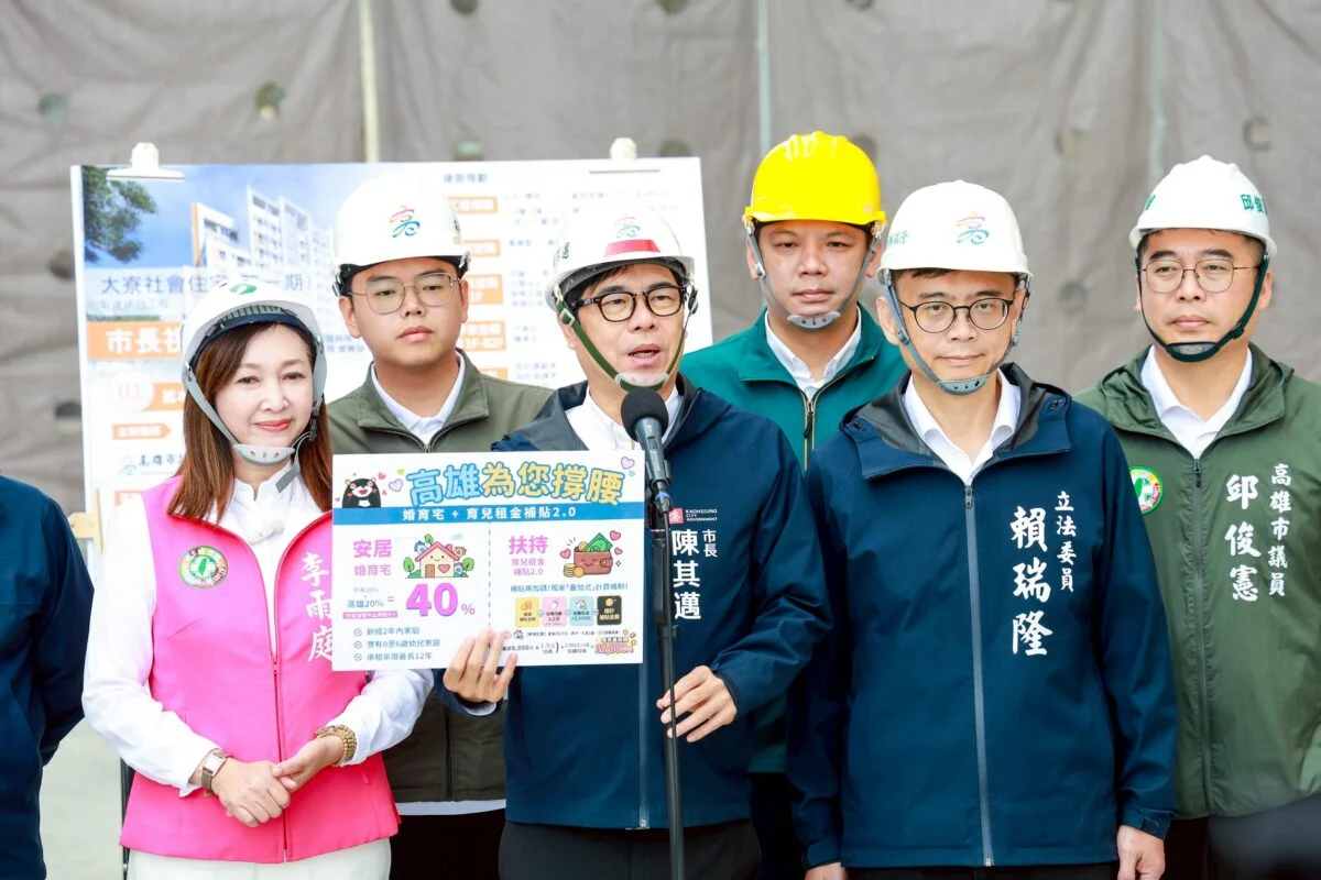 ▲陳其邁市長視察「婚育宅加碼」首波標的大寮社宅,宣布加碼婚育宅、育兒租金補貼2.0雙軌計畫。