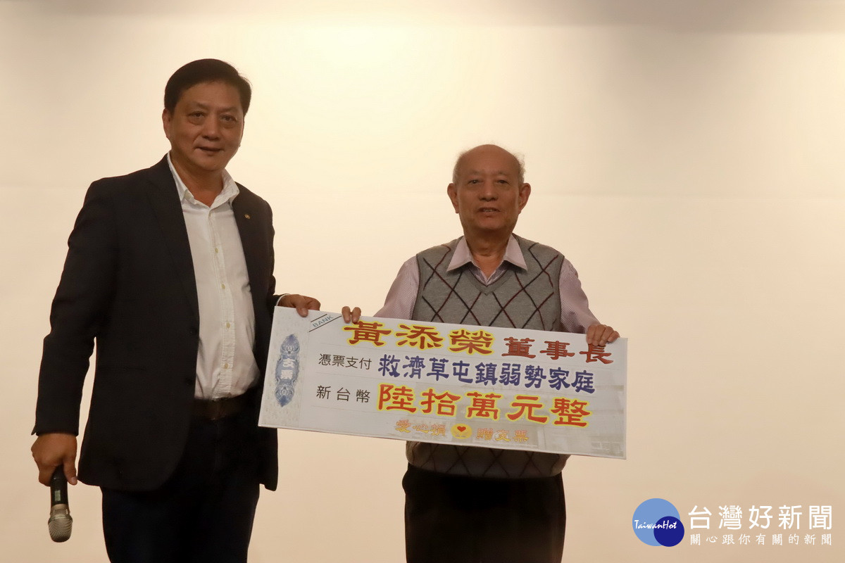 朝清宮主委黃添榮再捐贈60萬元予公所幫助弱勢。(記者扶小萍攝)