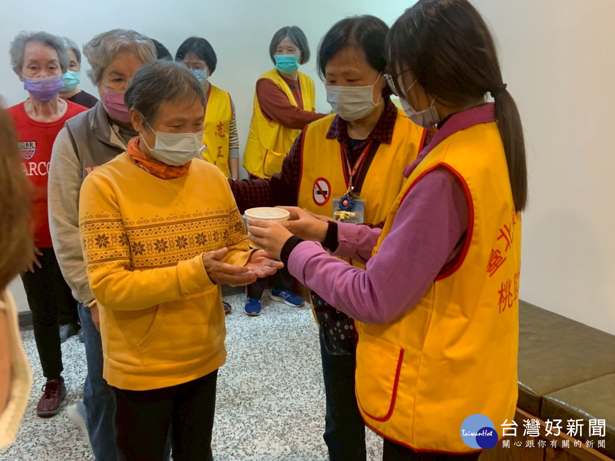 熱粥暖心福氣滿溢 北榮桃園分院臘八活動展關懷