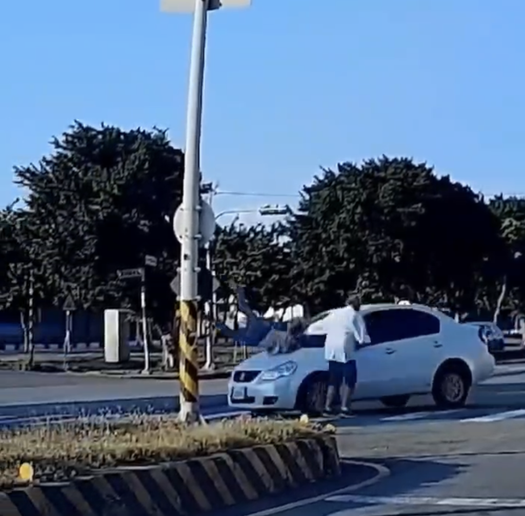 影/轉彎沒在看?白色轎車撞飛行人-畫面曝光網友:走路比爬101危險