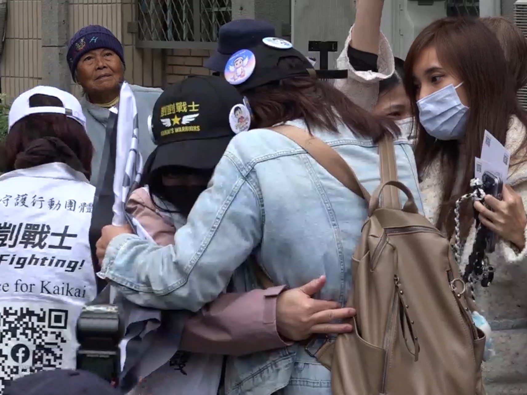 高院合議庭今日上午宣判,認為原審認事用法詳盡,量刑亦屬妥適,駁回上訴。在外等候的民間團體聽聞宣判結果大聲歡呼,互相擁抱彼此慰藉。