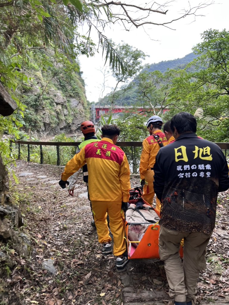 男子墜落花蓮砂卡礑步道下方25公尺! 消防隊員救起送醫