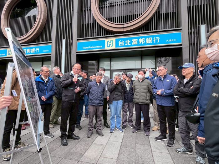 《圖說》新北捷運局長說明路廊現況。〈捷運局提供〉