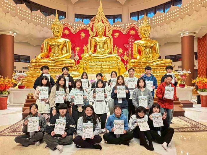 靈鷲山沉浸式學習點亮利他行動 啟動青年向陽力量 44 《圖說》在金佛殿平安、成功、圓滿三尊金佛前進行「向陽發願儀式」。〈靈鷲山佛教教團提供〉