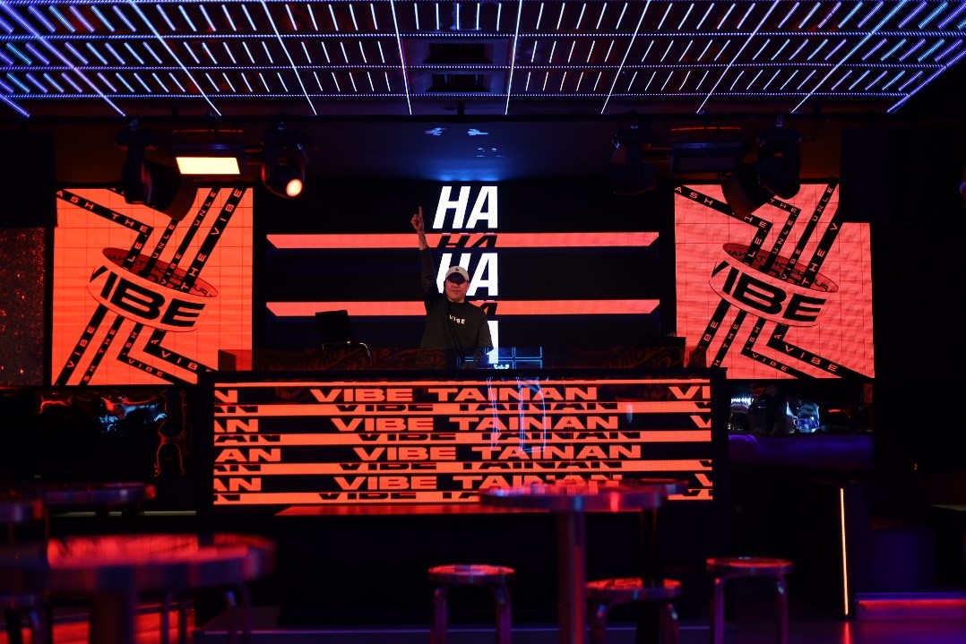 ▲專業 DJ 駐場演出，透過音樂曲風與時段調整，銜接暖場與派對氛圍。（圖／Vibe 提供）