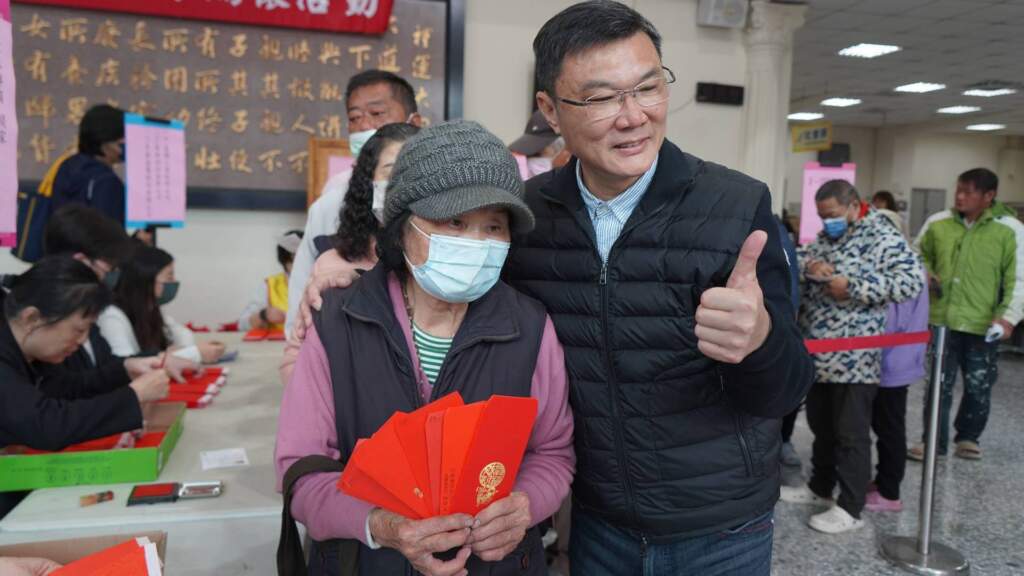 ▲鹿港鎮長許志宏號召下發起「寒冬送愛.溫馨關懷」活動,募集紅包關懷鎮內低收入戶,幫助他們度過一個溫馨有愛的新年。(圖/記者林明佑翻攝)