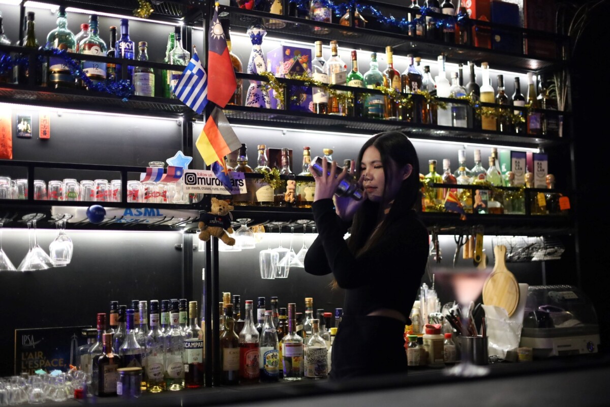 ▲層架掛著來自各國的交流回憶,店員正忙著為客人製作特調飲品。(圖/BBF提供)