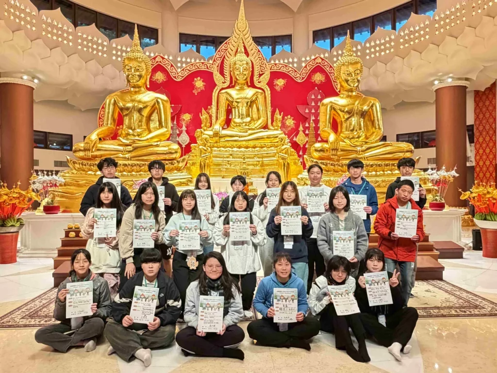 在金佛殿平安、成功、圓滿三尊金佛前進行「向陽發願儀式」。(圖由靈鷲山佛教教團提供)