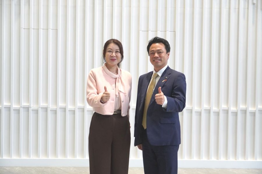 ▲金屬中心劉嘉茹董事長(左)與北海道苫小牧市長金澤俊(右)合影。
