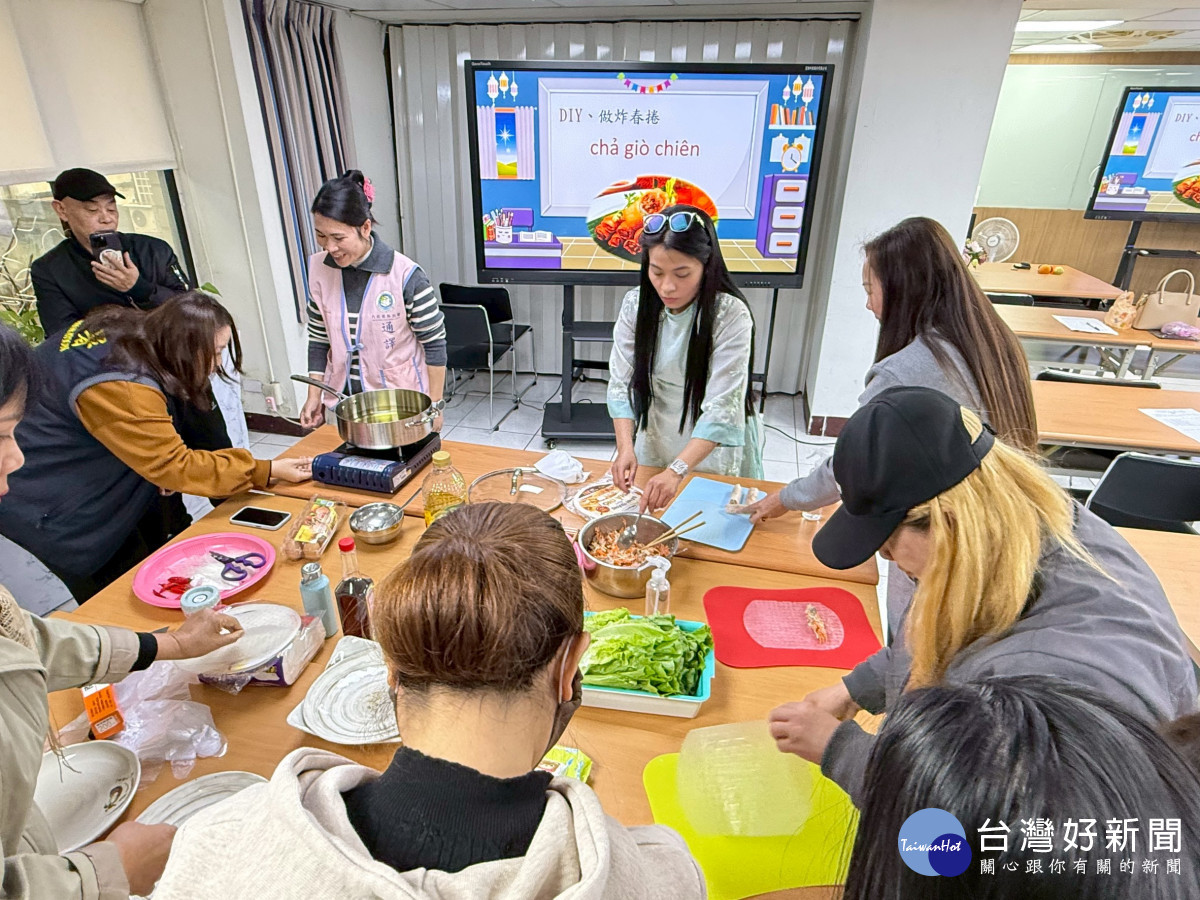 楊金泉帶領學員手作越式炸春捲,品嘗經典的越南美食