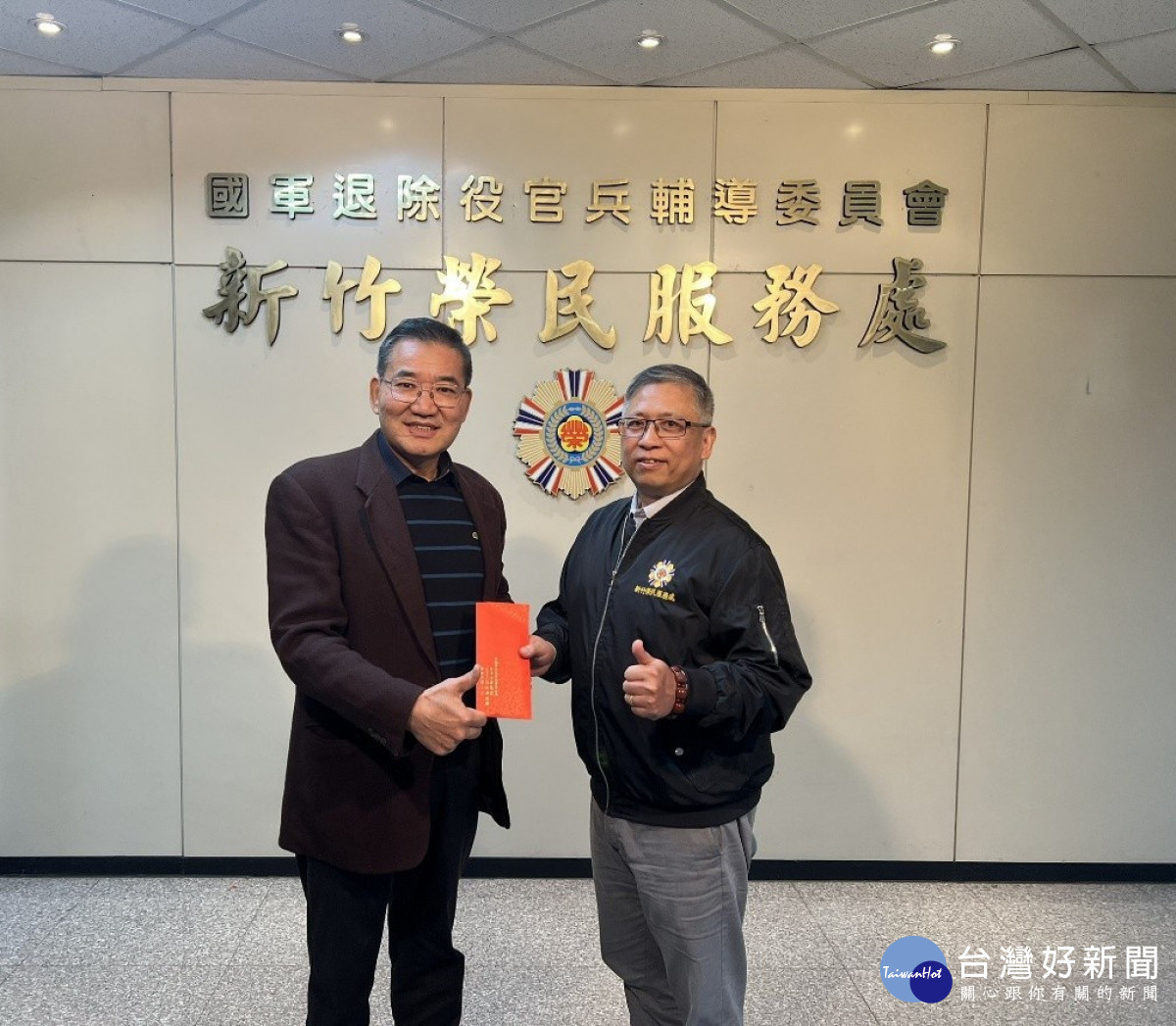 欣桃天然氣公司副總經理徐偉光親赴新竹榮民服務處，捐贈善款助弱勢家庭。