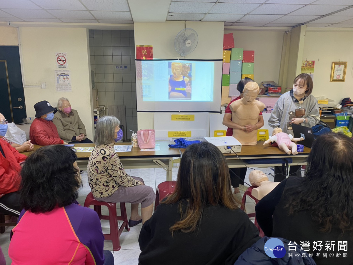 民眾親自操作哈姆立克法,講師於一旁即時教學與指導,加強實務操作熟練度