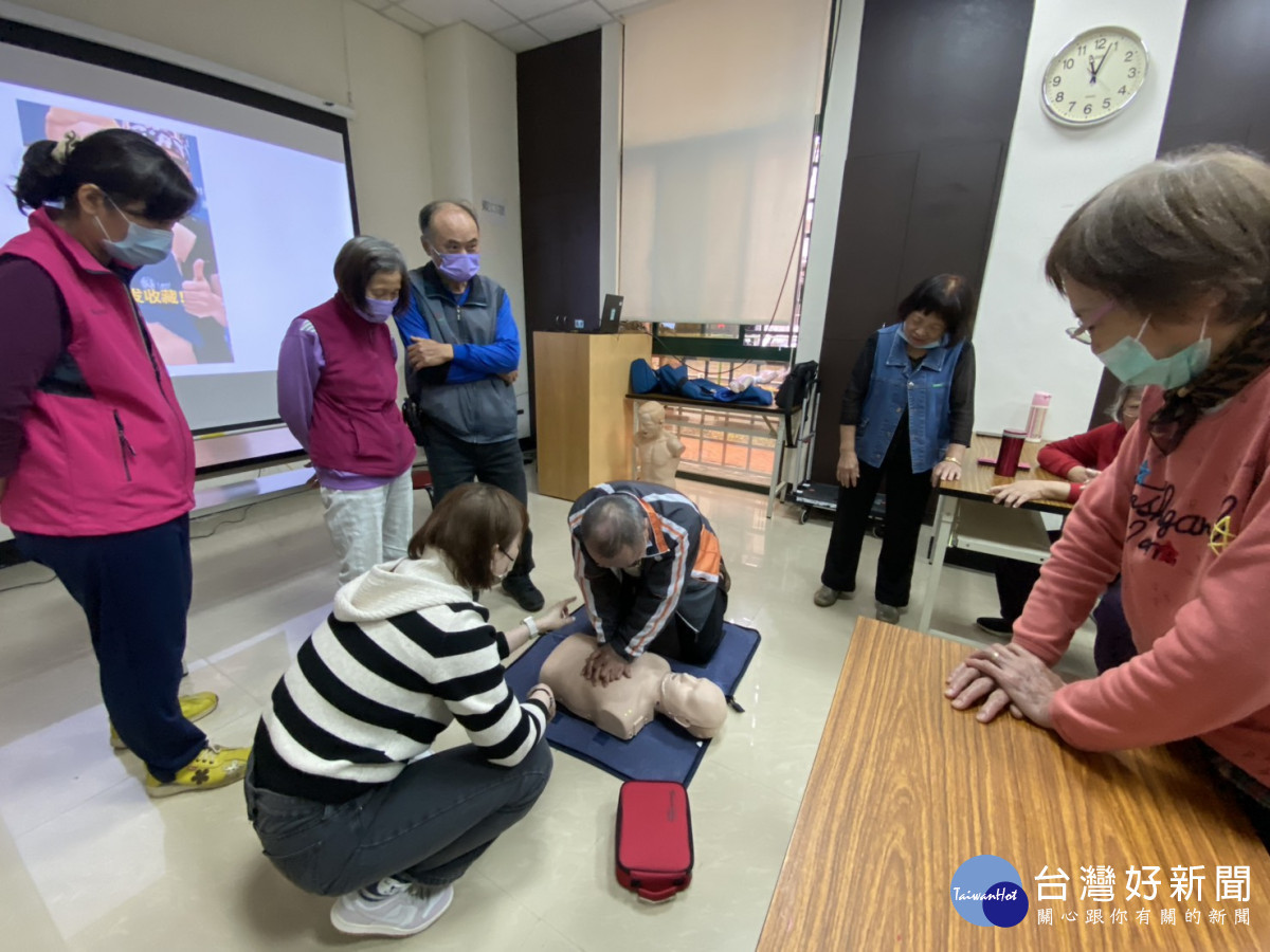 民眾實際演練心肺復甦術(CPR)及正確使用自動體外除顫器(AED),強化緊急救護能力