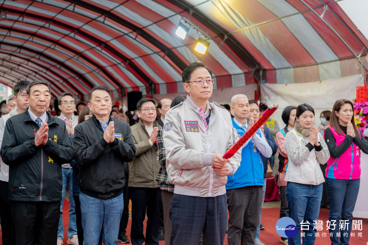 市長張善政上香祈求工程順利。