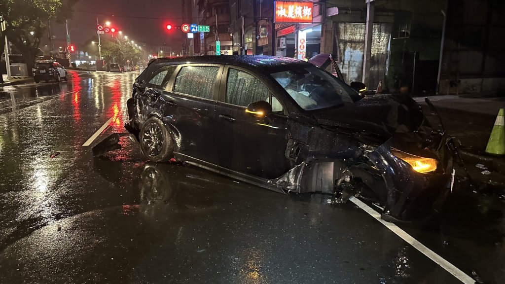 基隆轎車疑飆速天雨路滑失控 「橫切車道」連撞3輛偵防車