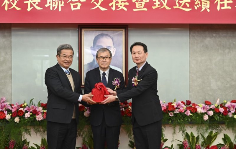 教育部辦理國立大學校長交接 高科大第三任校長吳忠信接受聘書