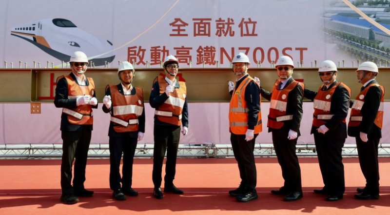 高鐵第二檢修廠上梁 陳其邁:強化維修量能 帶動高雄軌道產業升級