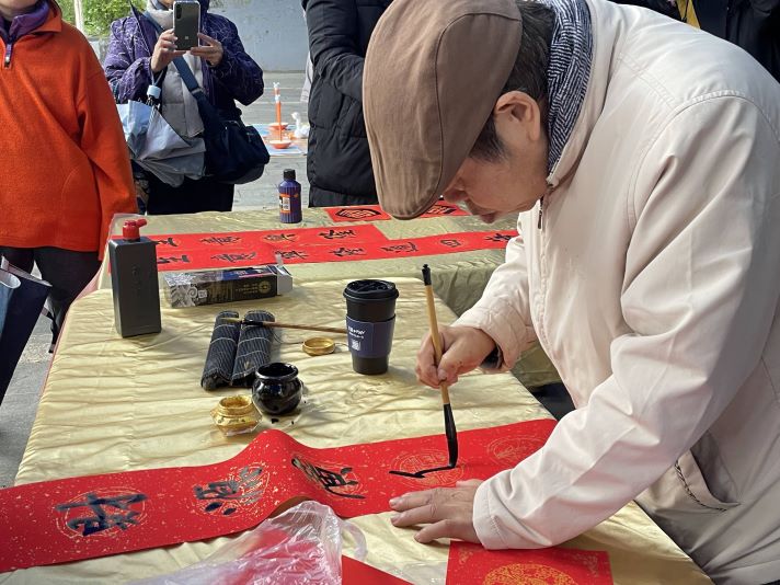 山海風景融合書墨香氣 新北揮毫送福賀馬年 47 《圖說》2月7日來碧潭帶走客製春聯,用手寫的溫度,開啟馬到成功的一年。〈2025贈春聯資料照,觀旅局提供〉