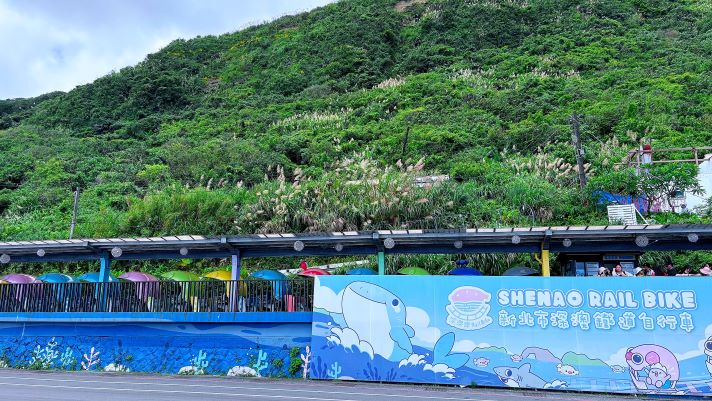 山海風景融合書墨香氣 新北揮毫送福賀馬年 50 《圖說》新北市青春山海線「深澳鐵道自行車」是全台唯一可同時欣賞山海美景的鐵道自行車道。〈觀旅局提供〉