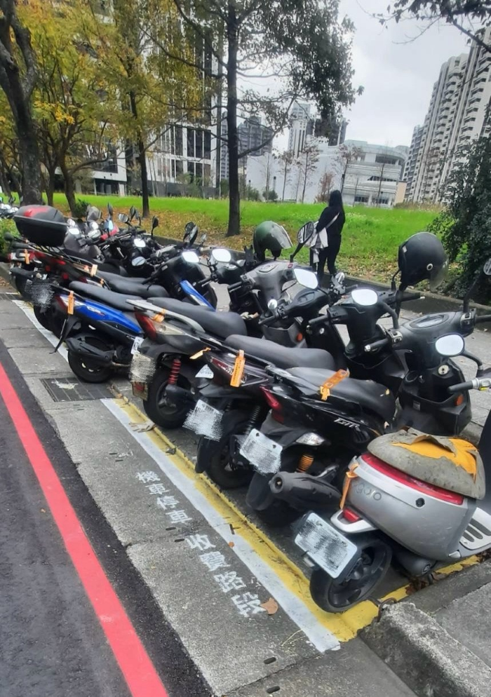 《圖說》機車夾單照片。〈交通局提供〉