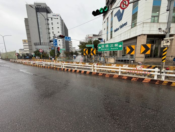 路面銑鋪 新莊大漢橋、新海橋1/30—2/1夜間彈性交管 54 《圖說》新工處辦理土城區擺接堡路側溝改善工程,1月30日晚間10時起至31日上午6時進行道路刨鋪,並封閉擺接堡路往土城方向全車道。〈工務局提供〉