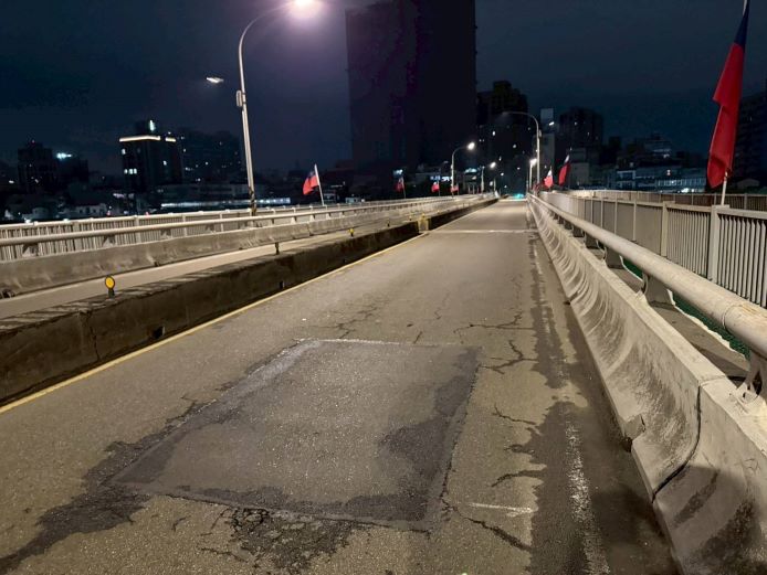 路面銑鋪 新莊大漢橋、新海橋1/30—2/1夜間彈性交管 56 《圖說》為提升道路品質與行車安全,大漢橋、新海橋將於1月30日至2月1日夜間進行路面銑鋪。圖為新海橋。〈工務局提供〉