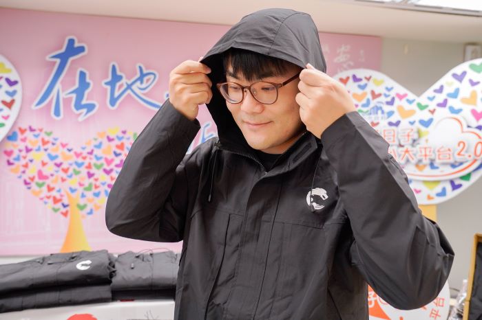 守護老少更溫暖 鍇睿國際攜手新北電競總會捐1,850件外套 32 《圖說》鍇睿國際數位捐贈的電競外套設計非常具有現代感,有隱藏式深口袋,防風防雨又保暖,年輕人穿著有活力,長輩穿起來也更帥氣。〈社會局提供〉