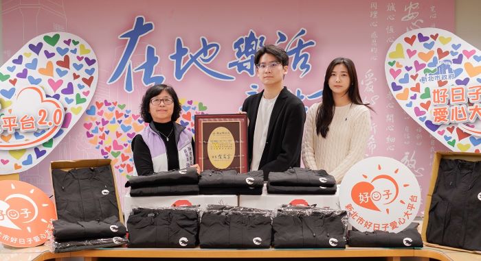 守護老少更溫暖 鍇睿國際攜手新北電競總會捐1,850件外套 33 《圖說》社會局副局長許秀能代表侯友宜市長回贈感謝牌給鍇睿國際數位公司執行長顏宥騫(中)及副總經理顏佑伊(右)。〈社會局提供〉