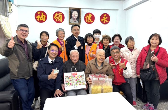 新北榮關懷退舍榮民長輩 春節送暖祝新年快樂 38 《圖說》新北市榮服處李毓錫副處長(前排坐者右1) 偕同海軍通信系統指揮部指揮官陳玄勳上校(前排坐者左1),關懷慰問「中和新莊」退舍榮民長輩。〈新北榮服處提供〉