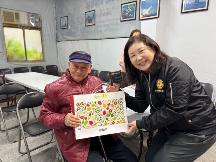 新北榮關懷退舍榮民長輩 春節送暖祝新年快樂 39 《圖說》吳曉慧總幹事(右) 關懷土城居安一莊退舍長輩,退舍會長曹福田伯伯非常開心,感謝國防部及輔導會的關心與祝福。〈新北榮服處提供〉