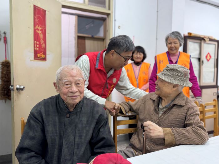 新北榮關懷退舍榮民長輩 春節送暖祝新年快樂 40 《圖說》李毓錫副處長(中)逐一向榮民前輩致意,並向長輩們拜年,預祝新年快樂。〈新北榮服處提供〉
