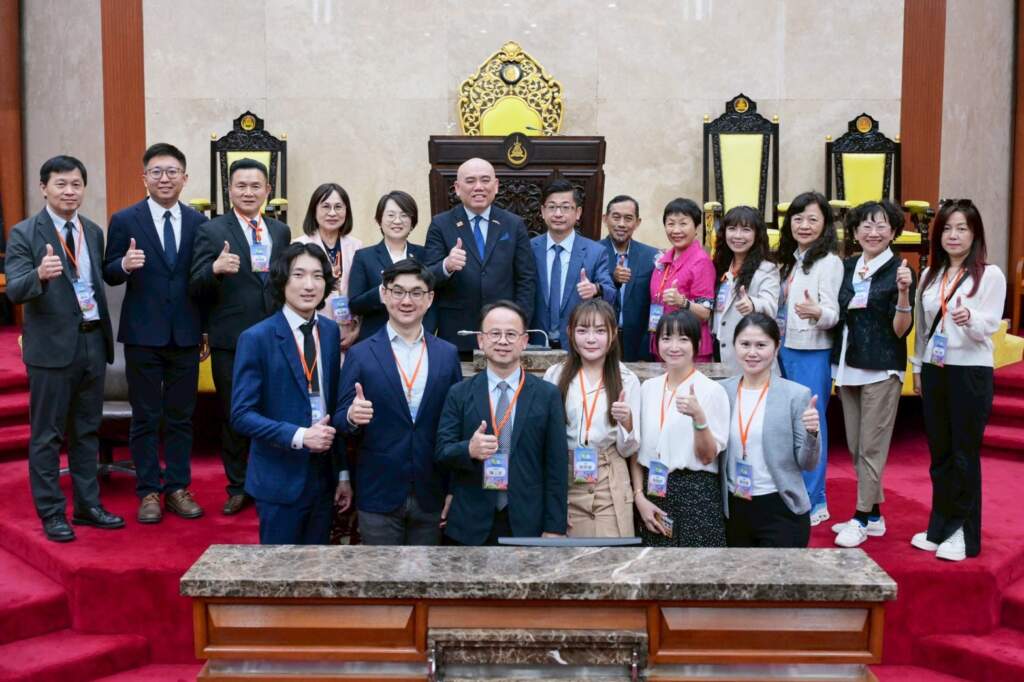▲為拓展地方議會國際視野、深化城市治理交流,彰化縣議會首度推動國際姐妹市層級城市交流,27日上午由議長謝典霖率領13位跨黨派議員參訪團,正式拜會馬來西亞雪蘭莪州議會。(圖/彰化縣議會提供)