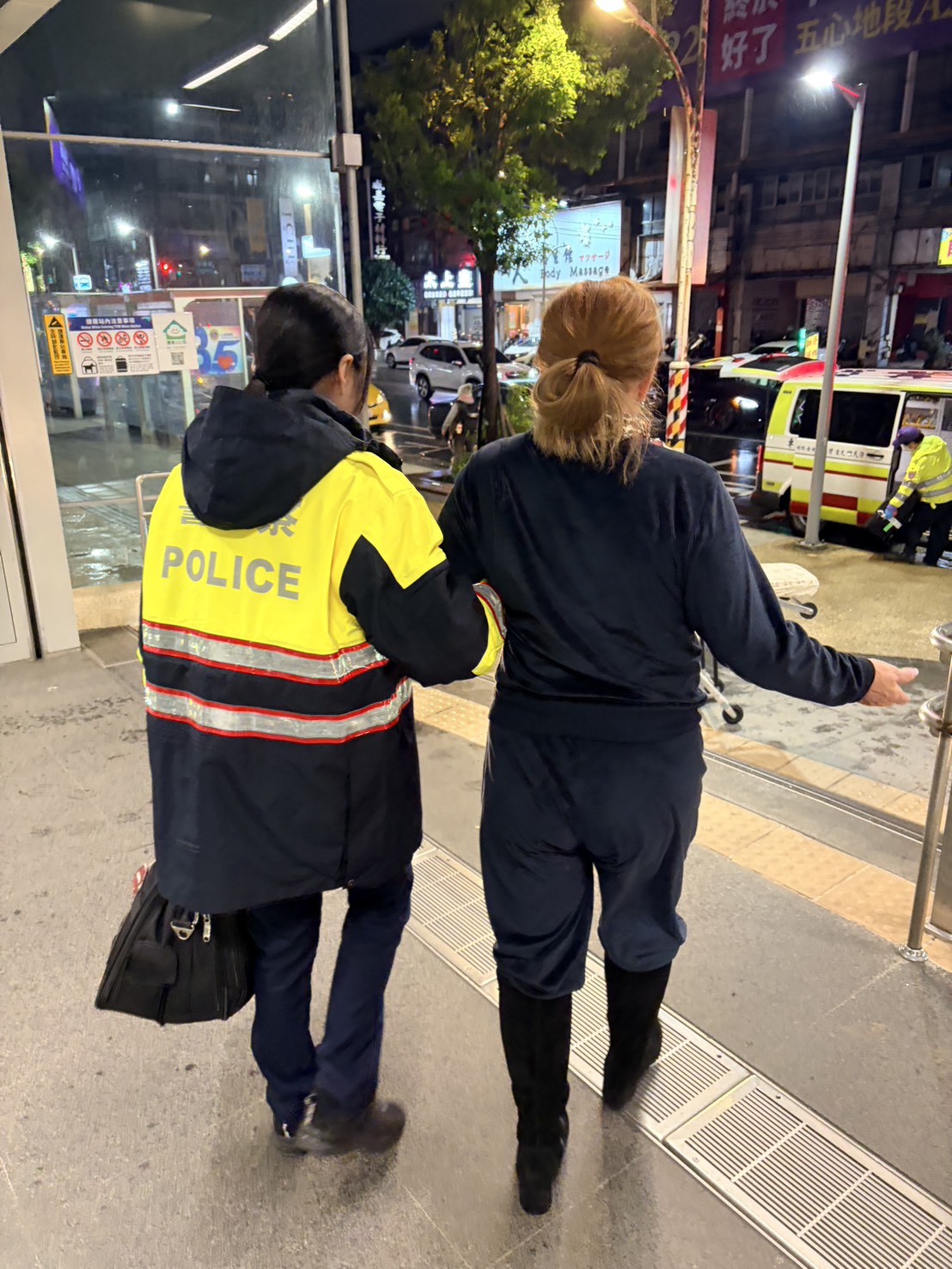 壢警實習生立大功!婦人機捷A22站內突癱軟 她主動伸援揪感心 656gwwe 3