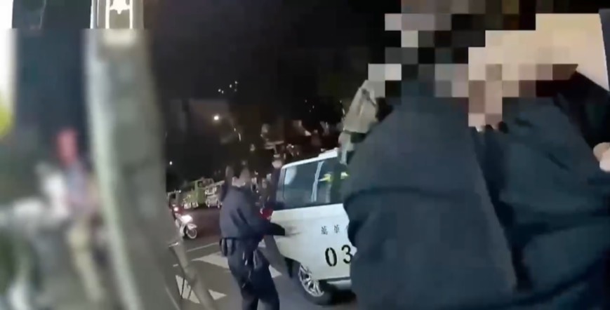 萬華分局員警帶嫌犯上警車。（圖／記者 趙靜姸翻攝）