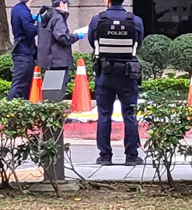 桃園藝文特區凌晨發生墜樓事件,婦人身穿紅衣墜落身亡,警方初步排除外力介入,詳細原因仍待釐清。(圖/翻攝自臉書社團《桃園大小事》)