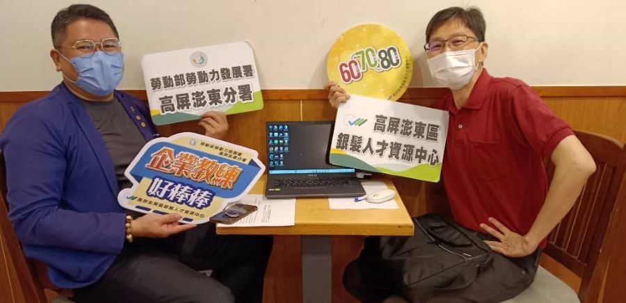 ▲高分署銀髮中心的銀力教練莊老師,手把手指導企業員工運用AI與ChatGPT提升行銷技巧,並教授如何撰寫有效的文案。