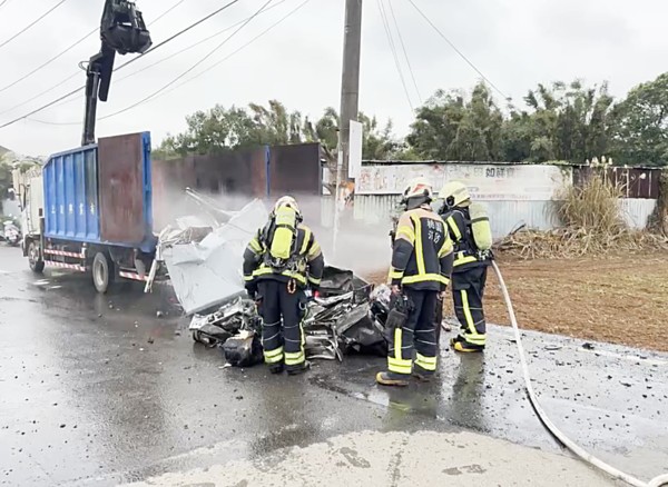 桃園中壢普忠路火警 廢家電貨車後斗燃燒 - https://www.watchmedia01.com